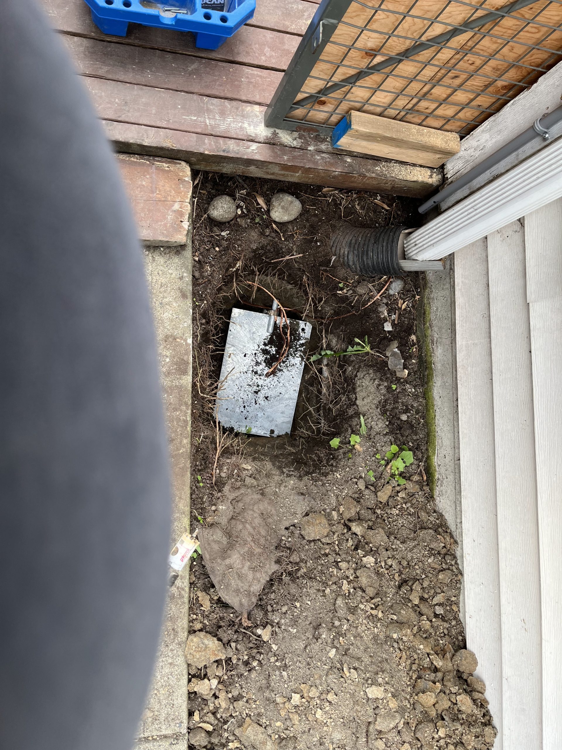Installed ground plate for 200 amp elec service